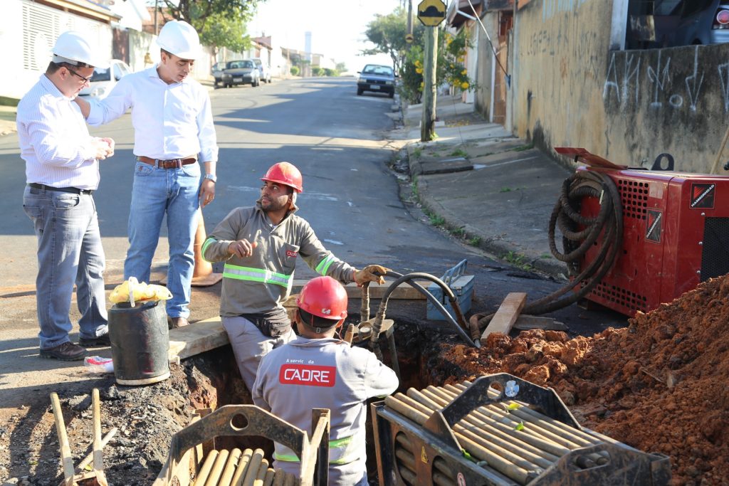 Prefeito e diretor da Coden vistoriam troca de rede - Coden Ambiental